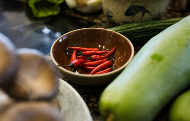 In einer Schale liegen rote Chilli, davor liegen Zucchini und Pilze | © Touristikgemeinschaft Hohenlohe e. V. | Wald & Schlosshotel Friedrichsruhe