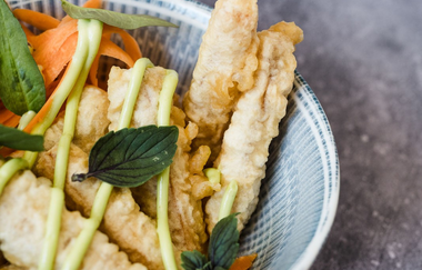 In einer Schüssel liegt fritiertes Gemüse | © Touristikgemeinschaft  Hohenlohe e. V. | Wald & Schlosshotel Friedrichsruhe