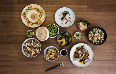 Verschiedene asiatische Gerichte in Tellern von oben fotografiert. | © Touristikgemeinschaft Hohenlohe e. V. | Wald & Schlosshotel Friedrichsruhe