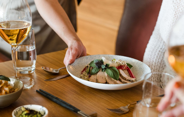 Am Tisch wird ein Tellergericht serviert | © Touristikgemeinschaft  Hohenlohe e. V. | Wald & Schlosshotel Friedrichsruhe