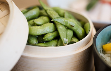 Edamame in einem Dämpfkorb | © Touristikgemeinschaft  Hohenlohe e. V. | Wald & Schlosshotel Friedrichsruhe