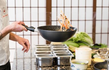 Koch Boris Rommel schwenkt einen Wok | © Touristikgemeinschaft  Hohenlohe e. V. | Wald & Schlosshotel Friedrichsruhe