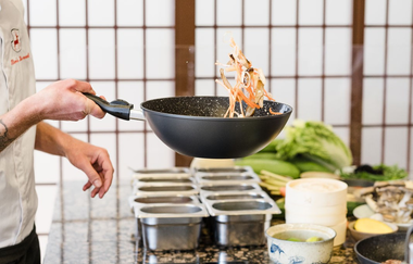 Koch Boris Rommel schwenkt einen Wok | © Touristikgemeinschaft  Hohenlohe e. V. | Wald & Schlosshotel Friedrichsruhe