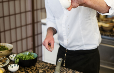 Boris Rommel würzt ein Wokgericht | © Touristikgemeinschaft  Hohenlohe e. V. | Wald & Schlosshotel Friedrichsruhe