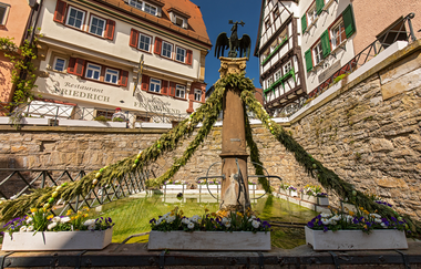 Österlich geschmückter Adlerbrunnen | © Stadt Bad Wimpfen