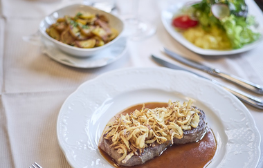 Traditioneller Rostbraten mit Soße und Bratkartoffeln | © Touristikgemeinschaft Hohenlohe e. V. | Andi Schmid