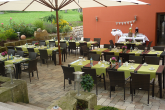 Große Gartenterrasse mit Tischen, Stühlen und Sonnenschirm | © Touristikgemeinschaft Hohenlohe e. V. | Sinzingers Krone