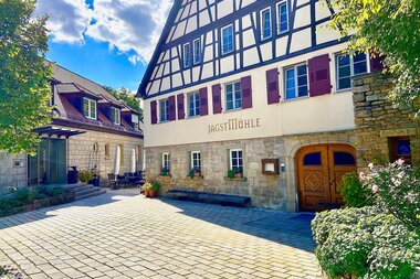 Außenansicht der Jagstmühle mit schönem Fachwerk | © Touristikgemeinschaft Hohenlohe e. V. | Jagsttal Beteiligung GmbH & Co. KG
