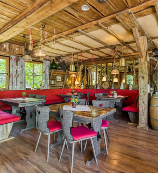 Die urige Gaststube in der Waldschänke hat einen Hüttencharakter mit viel Holz. | © Touristikgemeinschaft Hohenlohe e. V. | Wald & Schlosshotel Friedrichsruhe
