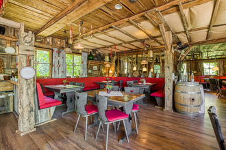 Die urige Gaststube in der Waldschänke hat einen Hüttencharakter mit viel Holz. | © Touristikgemeinschaft Hohenlohe e. V. | Wald & Schlosshotel Friedrichsruhe