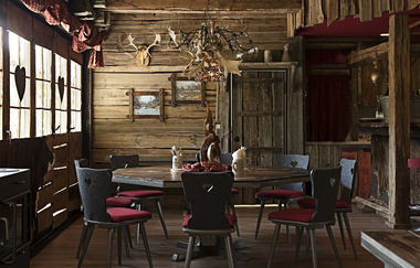 Holz bestimmt die Atmosphäre in der Waldschänke | © Touristikgemeinschaft Hohenlohe e. V. |  Wald & Schlosshotel Friedrichsruhe