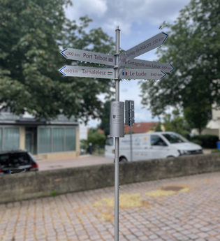 Richtungsweiser Partnerstädte Brackenheim | © Stadt Brackenheim | CP