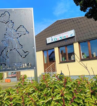 Schild "Da Nino" vor dem Restaurant