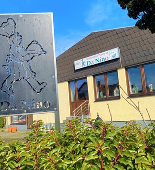 Schild "Da Nino" vor dem Restaurant