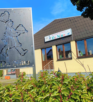 Schild "Da Nino" vor dem Restaurant
