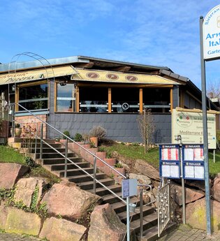 Blick auf die Steintreppe und das Restaurant Armonia Italiana in Bammental
