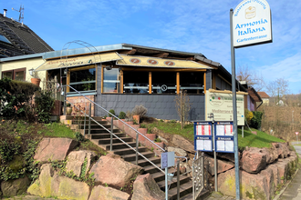 Blick auf die Steintreppe und das Restaurant Armonia Italiana in Bammental