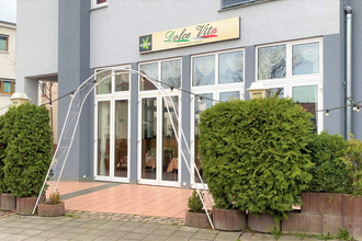 Glasfront und Terrasse des Restaurants