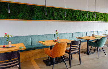 Tische & Mooswand | Ristorante Pizzeria Le Radici | Zaberfeld | © Neckar-Zaber-Tourismus e.V.