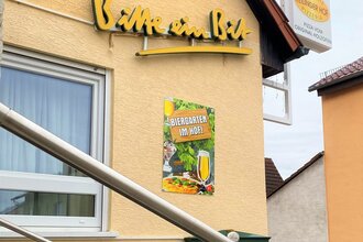 Eingang  des Restaurants mit Schildern