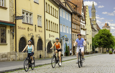 Blick auf eine Dreier-Radlergruppe in der Innenstadt von Rothenburg o.d.T.