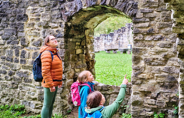 Familie an der Ruine Lichteneck, Ingelfingen | © Touristikgemeinschaft Hohenlohe e. V. | Florian Trykowski
