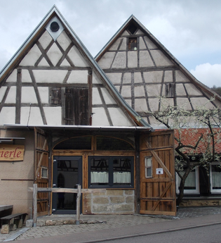 Die Vesperstube von außen mit Fachwerk | © Touristikgemeinschaft Hohenlohe e. V. |  Irene Hertrich, Scheierle