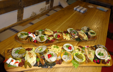 Große Vesperplatte mit Wurst und anderem | © Touristikgemeinschaft Hohenlohe e. V. | Irene Hertrich, Scheierle
