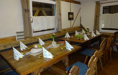 Gedeckter Tisch für eine Feier in der Holzhütte | © Touristikgemeinschaft Hohenlohe e. V.  | Irene Hertrich, Künzelsau