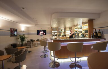 An der Bar kannst du gemütlich sitzen | © Touristikgemeinschaft Hohenlohe e. V. | Schlosshotel Ingelfingen
