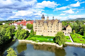 Das Schloss ist von einem Wassersee umgeben | © Touristikgemeinschaft Hohenlohe e. V. | Andi Schmid
