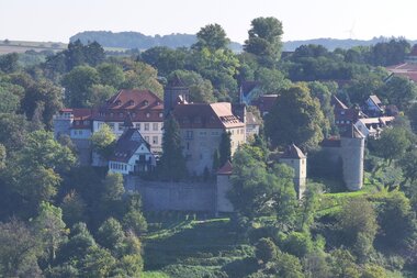 Luftaufnahme von den mächtigen Burgmauern und Türmen vom Schloss Stetten bei Kocherstetten | © Touristikgemeinschaft Hohenlohe e.V. | Andi Schmid