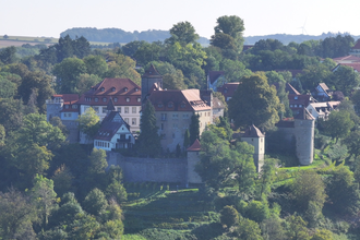 Luftaufnahme von den mächtigen Burgmauern und Türmen vom Schloss Stetten bei Kocherstetten | © Touristikgemeinschaft Hohenlohe e.V. | Andi Schmid