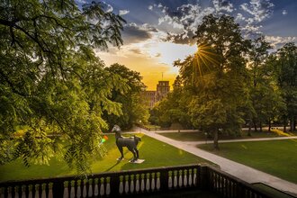 Schloss mit Schlossgarten im Sonnenuntergang, Skulptur von Jürgen Goertz | © Heidelberg Marketing GmbH / Tobias Schwerdt