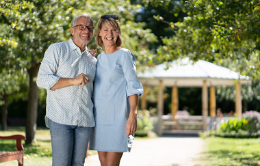 Ein Pärchen spaziert im Schlosspark, im Hintergrund sieht man einen Pavilion. | © Björn Hänssler