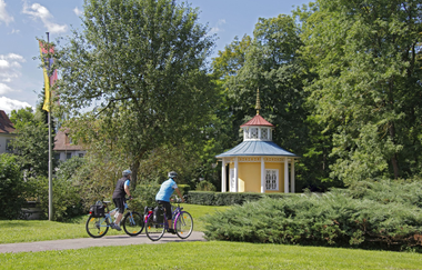 Zwei Radfahrer fahren über den Radweg im Schlosspark. | © Stadt Bad Mergentheim
