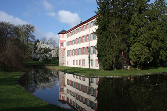 Seitenansicht Wasserschloss Eichtersheim mit See und Bäumen | © Gemeinde Angelbachtal