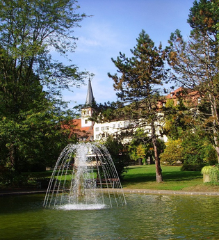 Im Schlosspark sprudelt Wasser aus einer Fontäne | © Touristikgemeinschaft Hohenlohe e. V. | Stadt Ingelfingen