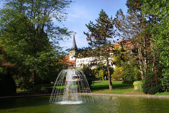 Im Schlosspark sprudelt Wasser aus einer Fontäne | © Touristikgemeinschaft Hohenlohe e. V. | Stadt Ingelfingen