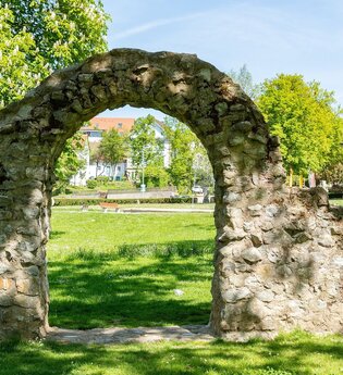 Neues Schloss und Ruinenmauer im Schlosspark | © Stadt Gaildorf