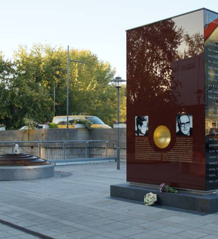 Überdimensionales Denkmal zu Ehren von Hans Scholl und Eugen Grimminger. | © Stadtverwaltung Crailsheim