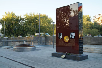 Überdimensionales Denkmal zu Ehren von Hans Scholl und Eugen Grimminger. | © Stadtverwaltung Crailsheim