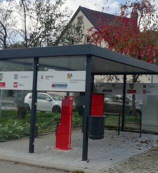 Die Servicestation ist überdacht und innen steht eine Reparatursäule und Akkuladevorrichtung. | © Touristikgemeinschaft Hohenlohe e. V. | Linda Weber