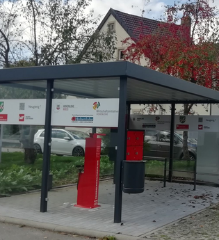 Die Servicestation ist überdacht und innen steht eine Reparatursäule und Akkuladevorrichtung. | © Touristikgemeinschaft Hohenlohe e. V. | Linda Weber