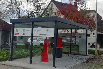 Die Servicestation ist überdacht und innen steht eine Reparatursäule und Akkuladevorrichtung. | © Touristikgemeinschaft Hohenlohe e. V. | Linda Weber