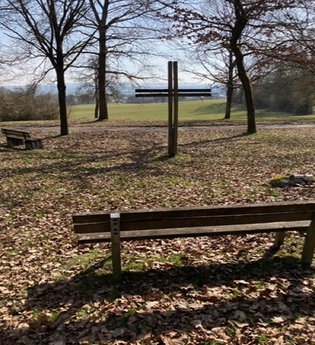 Schwäbisch Hall-Gailenkirchen_Aussichtsbank mit Kreuz | © Hohenlohe + Schwäbisch Hall Tourismus e. V.