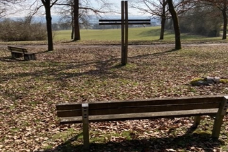 Schwäbisch Hall-Gailenkirchen_Aussichtsbank mit Kreuz | © Hohenlohe + Schwäbisch Hall Tourismus e. V.