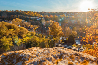 Herbstlandschaft in Schwäbisch Hall mit Sonnenstrahlen und buntem Laub. | © Stadt Schwäbisch Hall, Michael Kühneisen