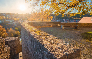 Aussicht von einer Steinmauer auf Schwäbisch Hall im Herbstlicht. | © Stadt Schwäbisch Hall, Michael Kühneisen