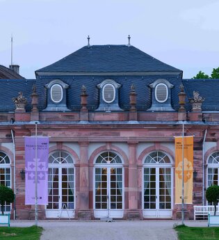 Fahnen der Schwetzinger Festspiele vor dem Zirkelsaal | © Schwetzinger SWR Festspiele gGmbH